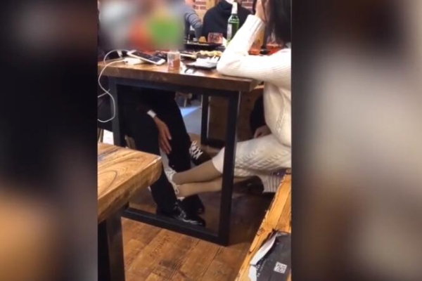 男子桌上跟女友亲密,桌下却摸另一女子的腿,网友:渣男配渣女