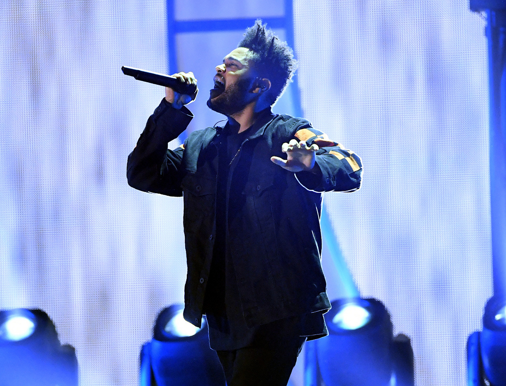 声嘶力竭,意思是嗓子喊哑了,力气用尽了.用来形容叫喊,呼叫,呼号.