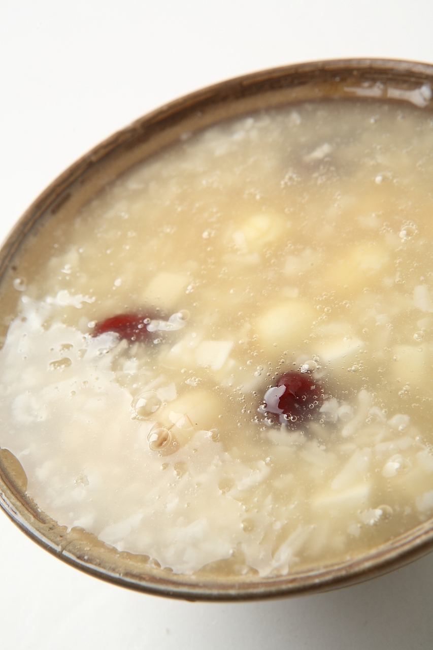 百合莲子粥是秋季养生的绝佳选择,具有滋阴润肺,安神宁心的作用,可以