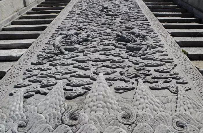 这块云龙阶石,六百年来一直静静的躺在故宫里,有数十位皇帝从它的身上