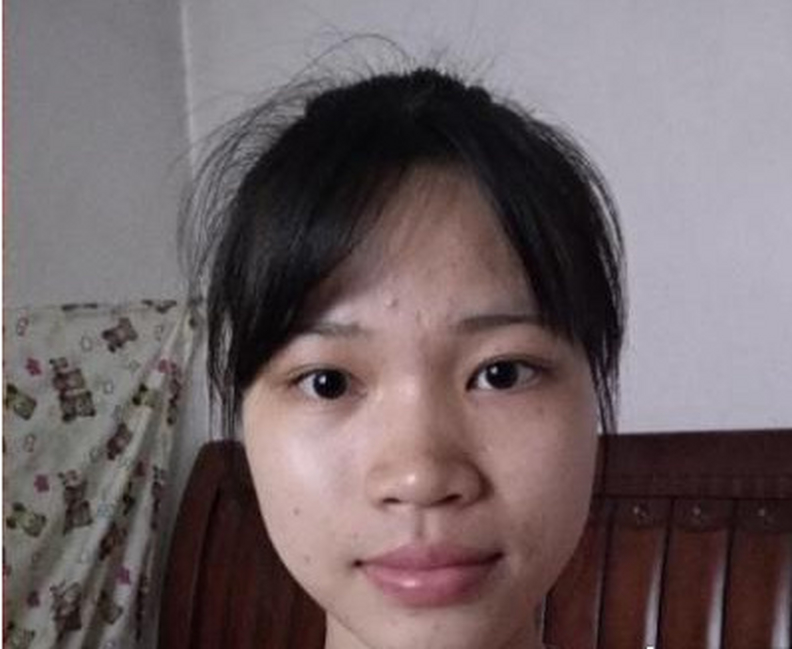 面相双耳贴脑,本身福气还是有的,只是印堂不平整,福气难聚,也说明说明