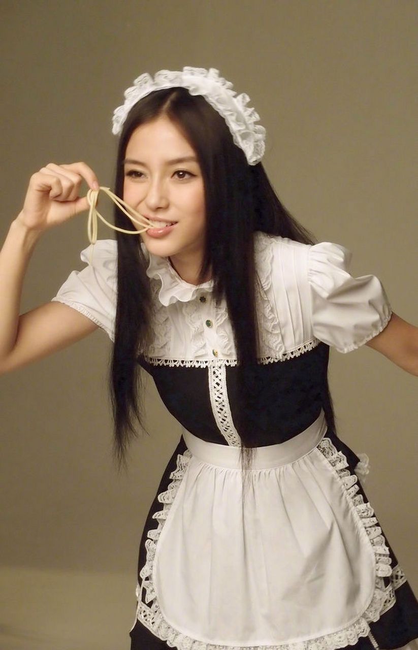 angelababy曝光一组早年广告宣传照,穿一身黑白制服洋娃娃的既视感,吃