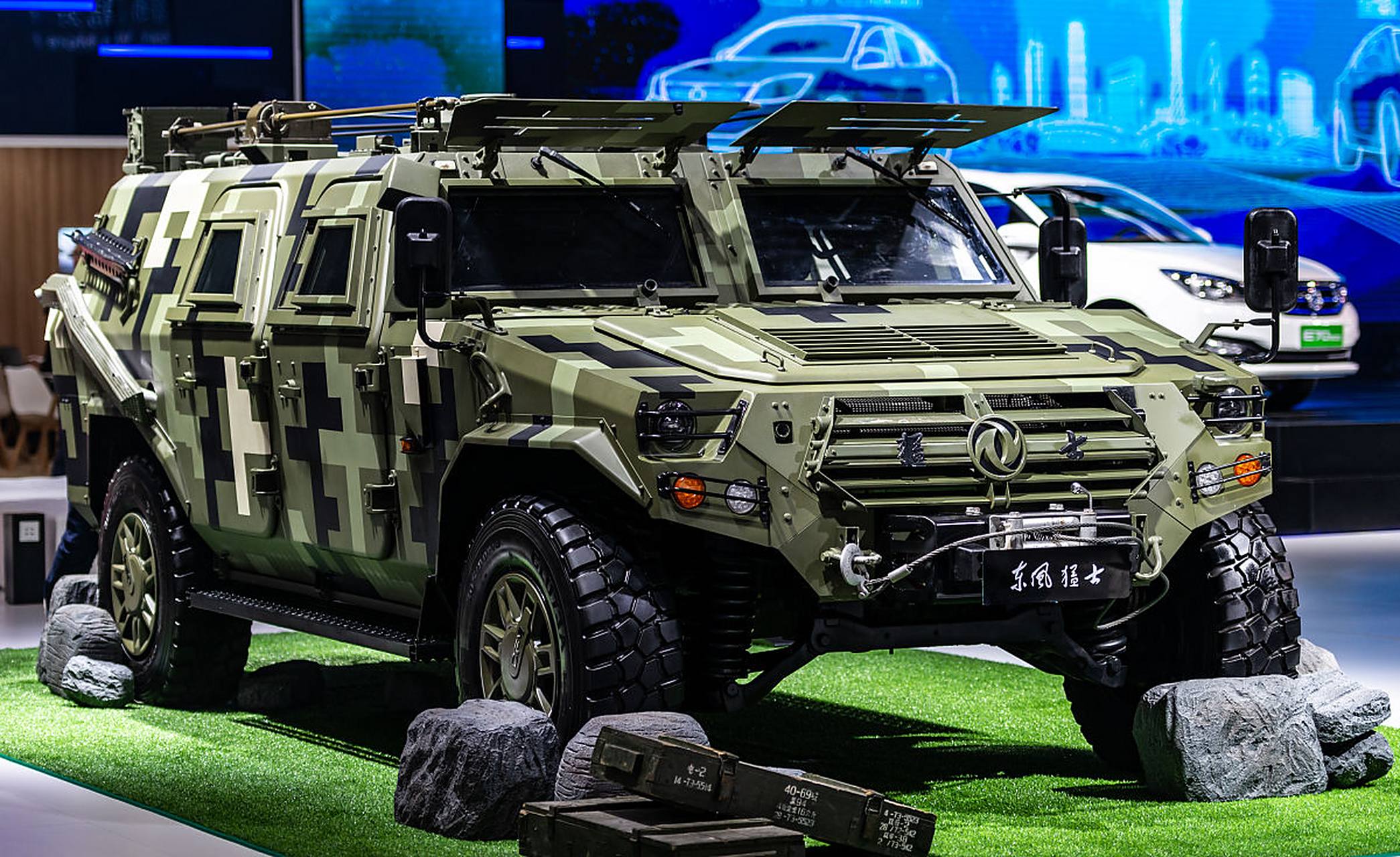 东风勇士和美国军用悍马是两款非常不同的军用车辆.