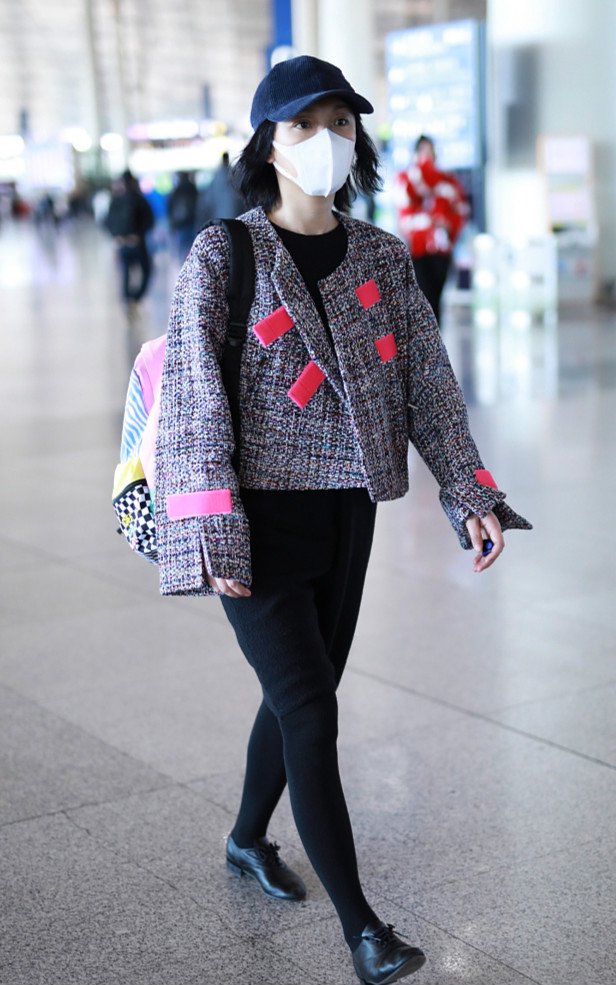 周迅素颜亮相口罩遮面 小香风外套似粘便利贴充满童趣