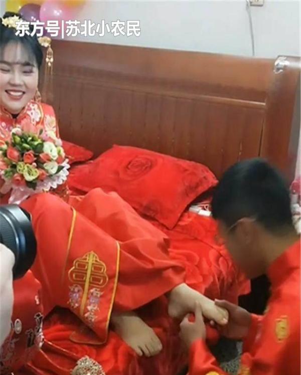 众人逼新郎吻新娘脚背,新郎不情不愿吻后,羞得新娘捂嘴大笑