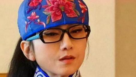 视频 为何杨丽萍10年没有摘帽子 本以为是装饰 摘下帽子后被吓到了 视频新闻 超凡新闻网