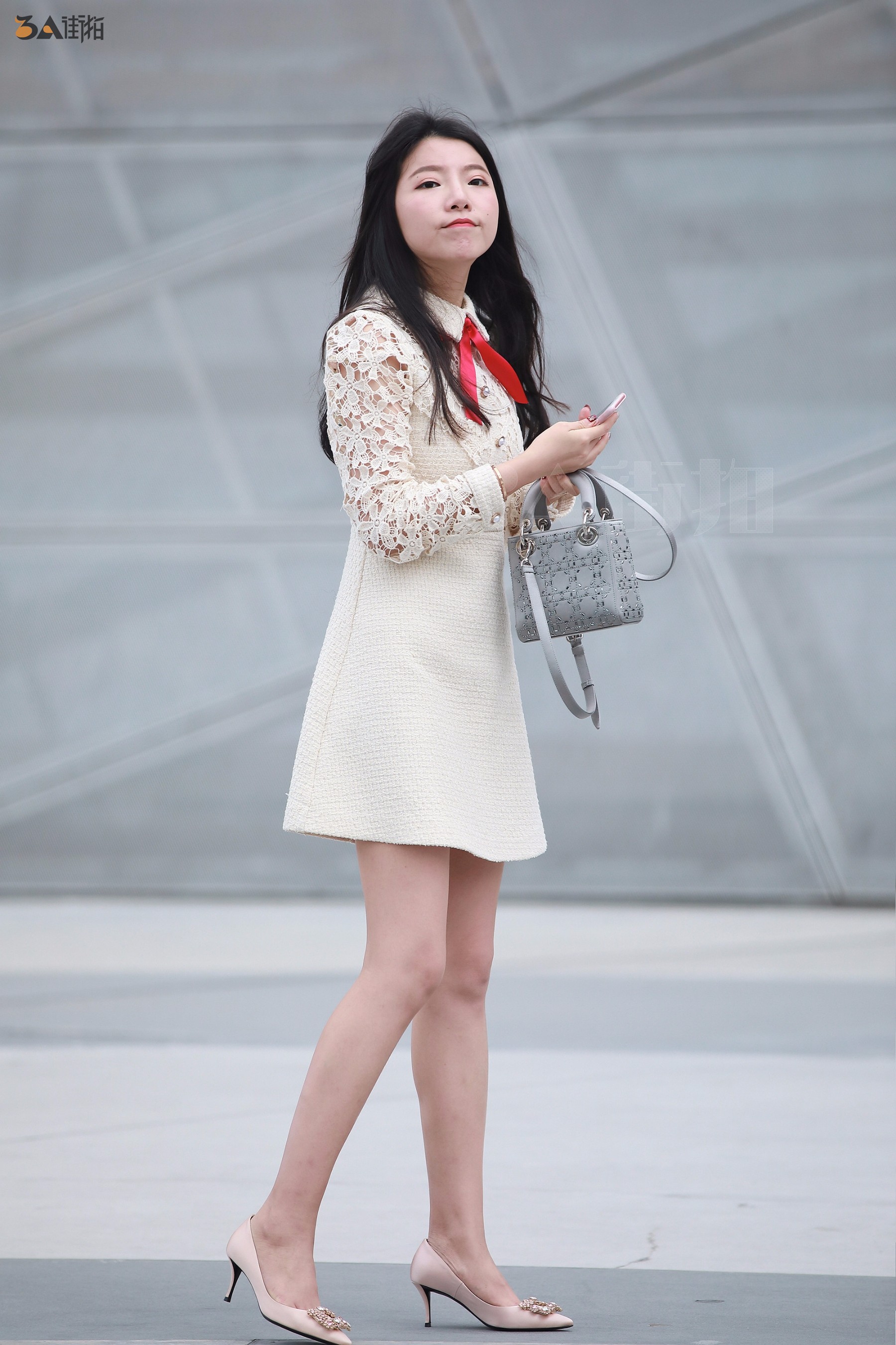 美女穿短裤套装,小巧玲珑,显得性感又俏皮.