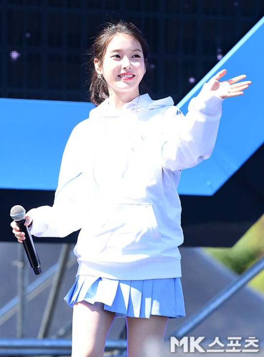 组图:歌手iu参加某演出活动,身穿学生装清爽靓丽惹人爱!