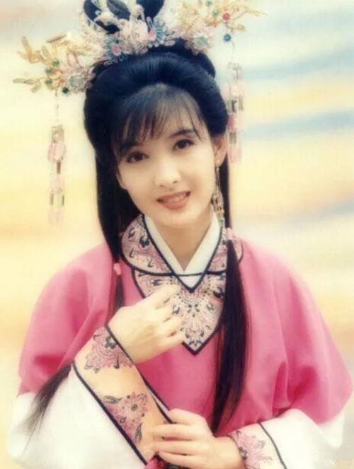 周慧敏个人社交网站晒出照片两张 美丽俏佳人颜值如仙女