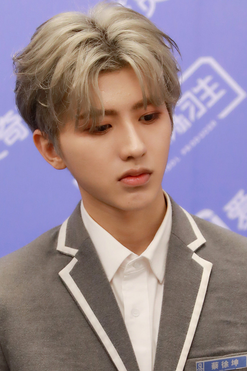 2021年5月20日,蔡徐坤和一位女生在北京朝阳区某ktv经朋友介绍相识