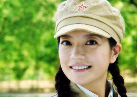 穿军装的五位女明星,应采儿结婚照,而她让网友瞬间表示惊艳不已