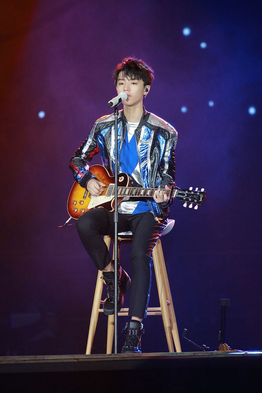 王俊凯为tf10周年在剧组租舞室—兼顾拍戏与刻苦训练,展现真诚努力!