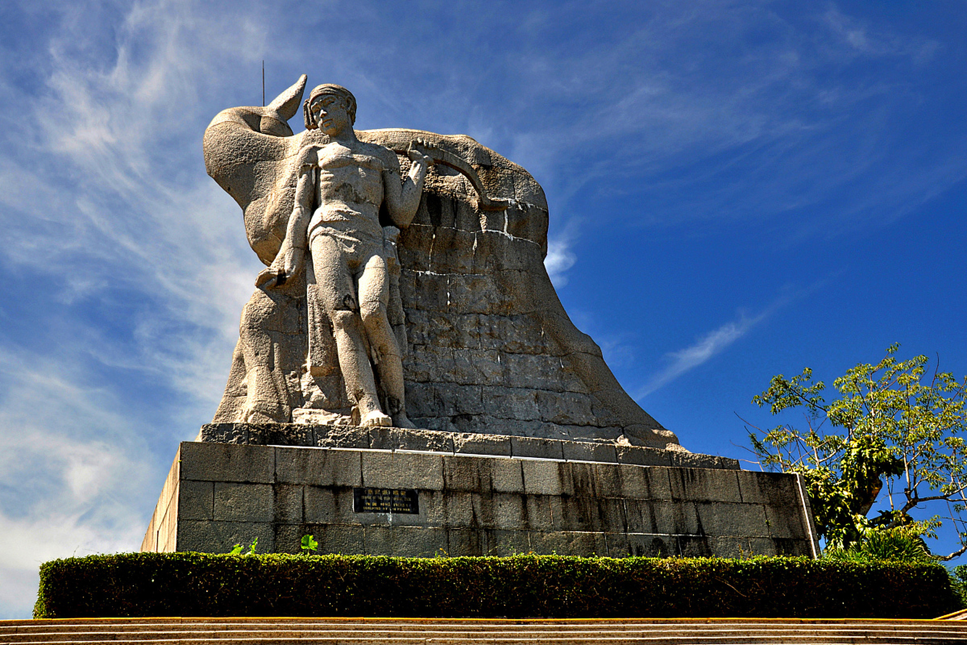 88公顷,由鹿回头岭的山体和周边的连岛沙构成.