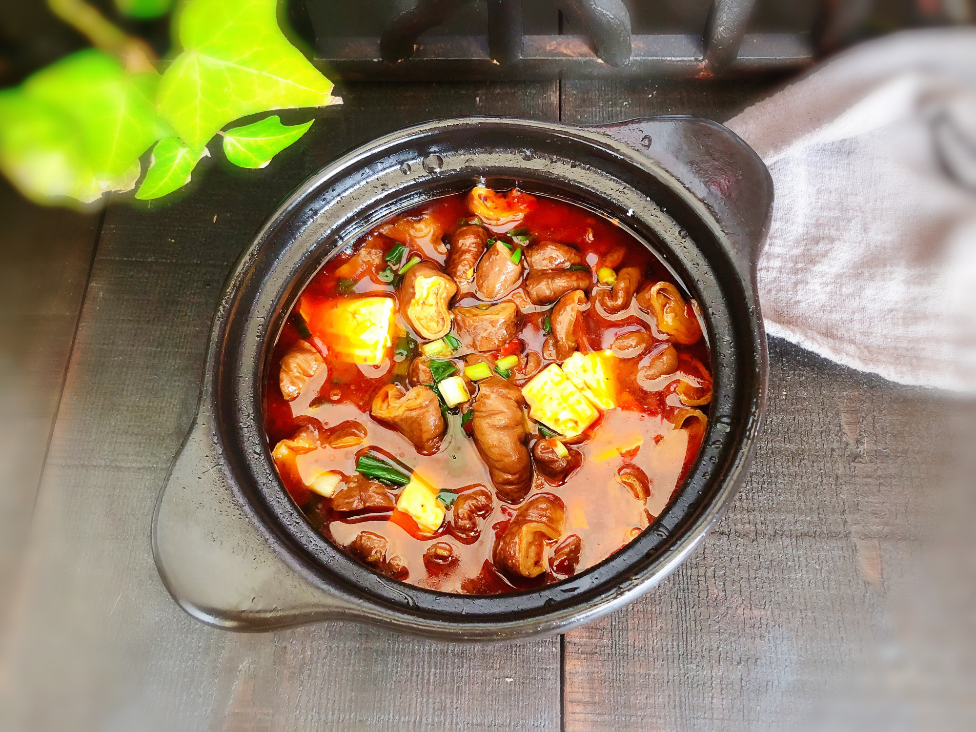 在家给女儿做了豆花肥肠,小吃货边吃边说,换成在成都要被投诉的