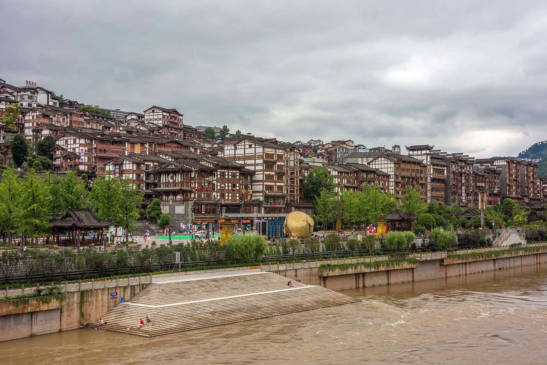 美好生活家# #旅游攻略# 茅台镇,一座空气中弥漫着一股浓烈而醇厚酒