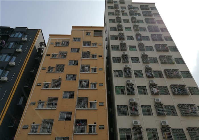 实拍深圳龙华握手公寓:租金2千,厨房紧挨厕所,阴暗潮湿采光差