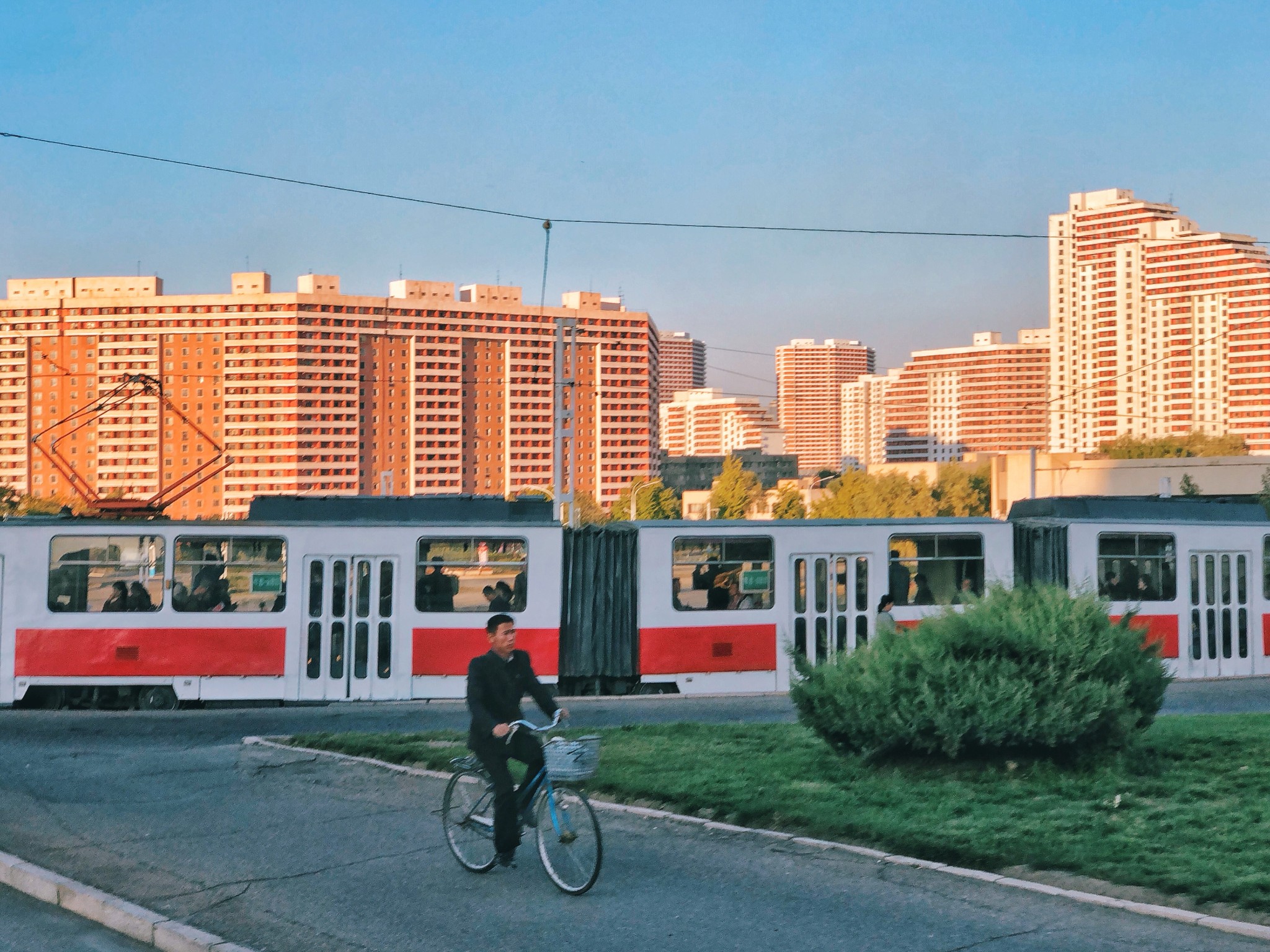 图为朝鲜平壤街上的小商店,平壤街头这种小商店很多,大部分都是国营的