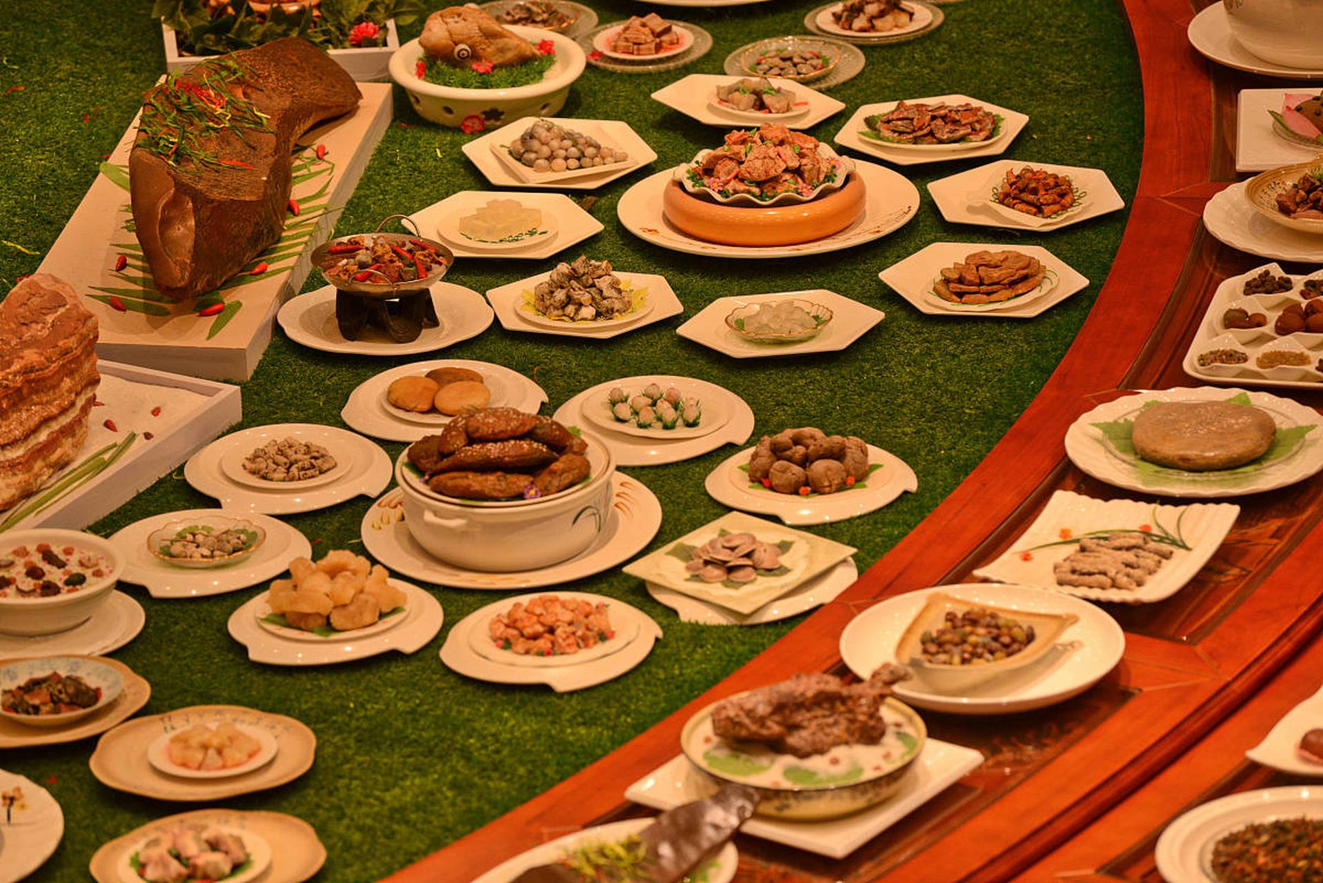 在清代乾隆时期的宫廷饮食档案中,常见的多为鸡鸭猪羊等食材,海味的