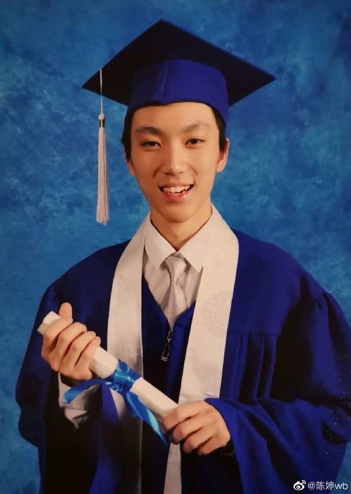 张艺谋娇妻陈婷晒照庆祝大儿子成年,38岁的她冻龄如少女