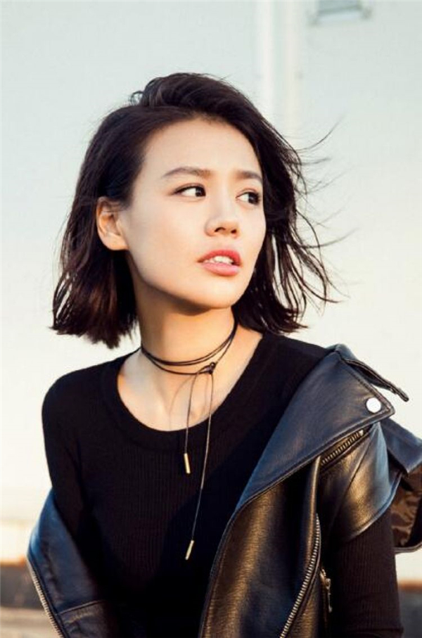 不特别突出的五官,却让人无法忘记她塑造的形象,马思纯应该是造型师们