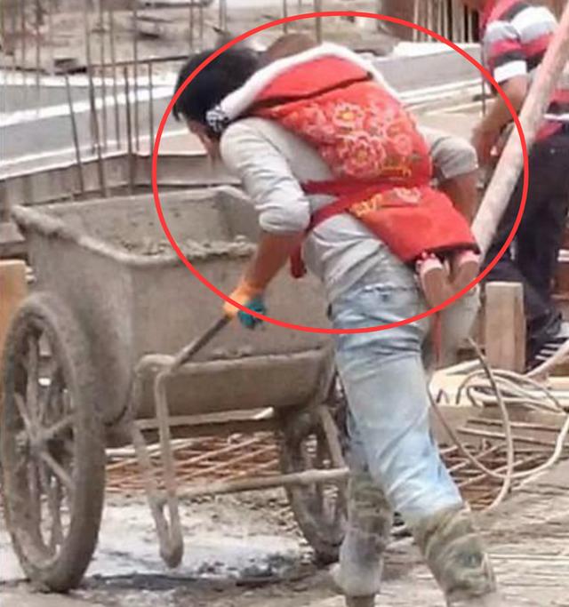 "农民工"父亲背着孩子工地上干活,引网友争议:不同情