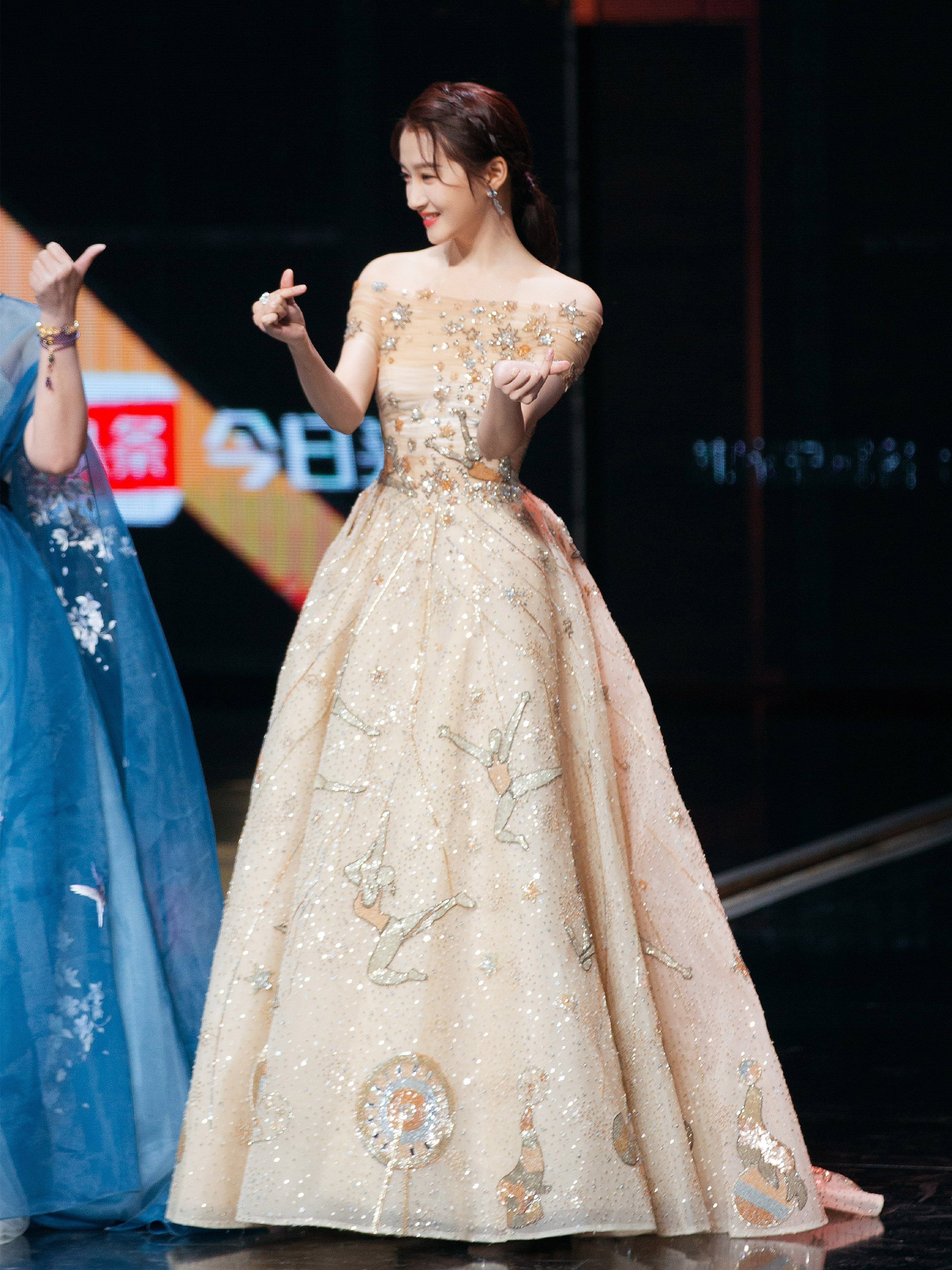 关晓彤真大胆,肩宽也敢穿一字肩裙,居然还格外好看!