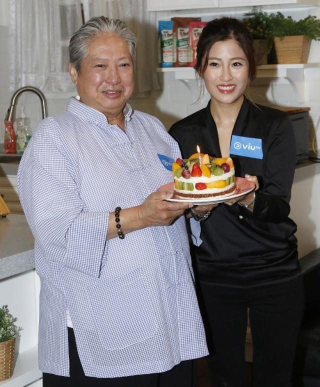 洪金宝67岁生日儿孙同堂!妻子高丽虹年轻时尚,依偎身边很幸福