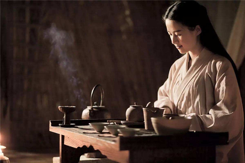 你知道清朝时期的皇帝早上漱口叫什么吗?为什么宫女抢着伺候呢?