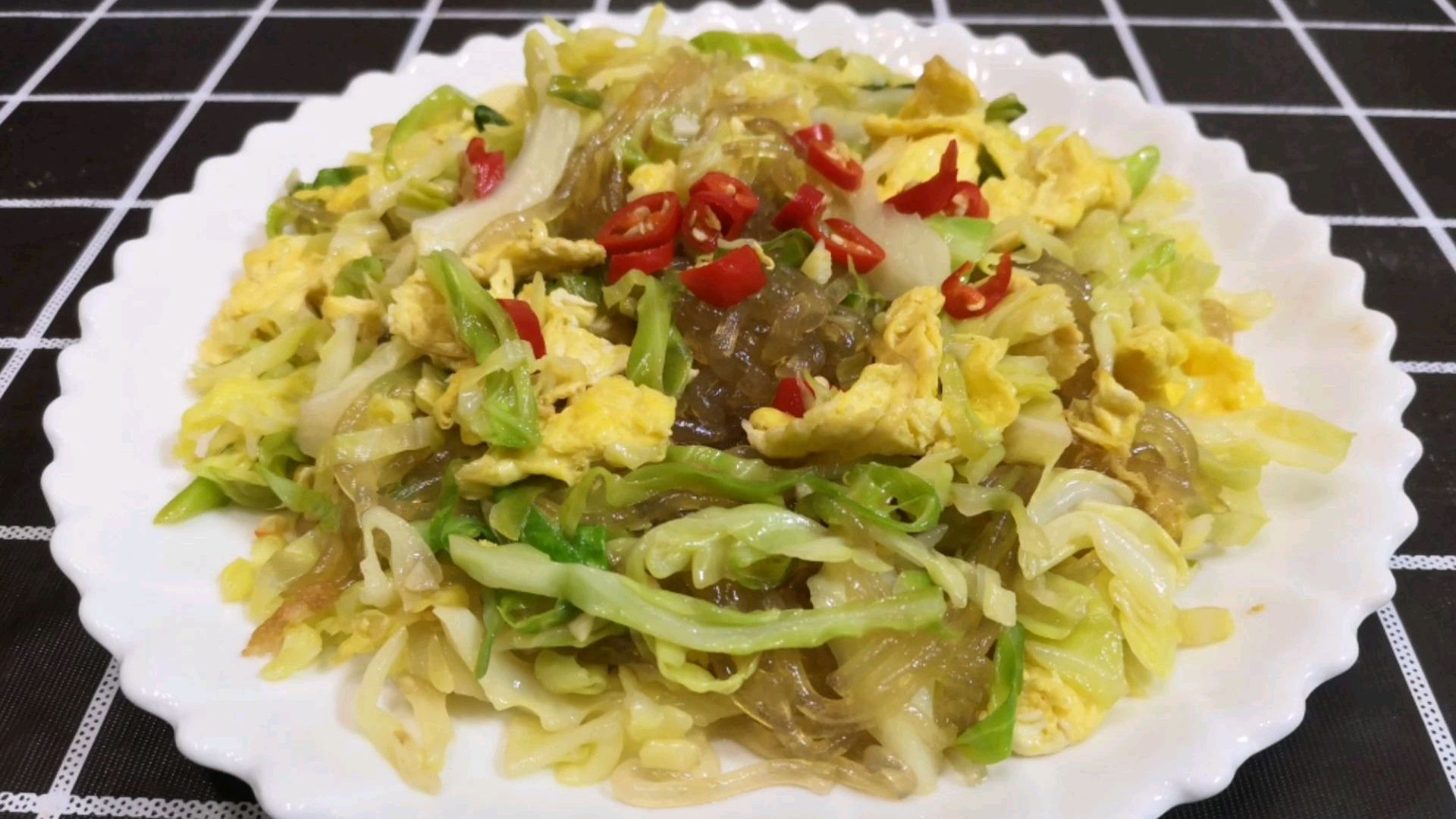 东北媳妇教你包菜炒粉丝的特色做法,包菜脆爽粉丝不坨