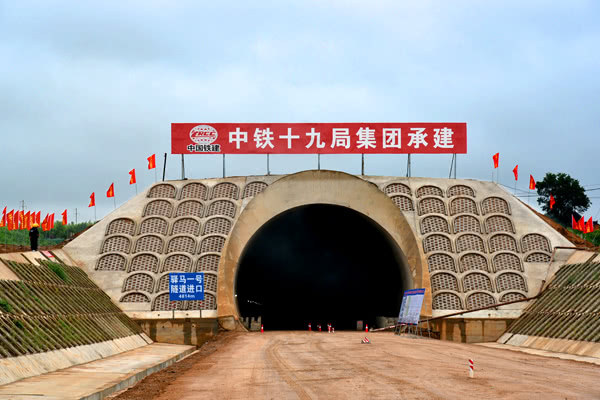 我国在富水大断面黄土隧道修建技术方面取得突破