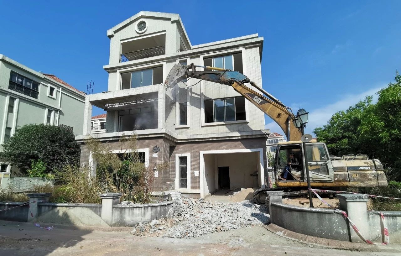 梧州欧洲花园小区,5栋别墅违建,被强拆!