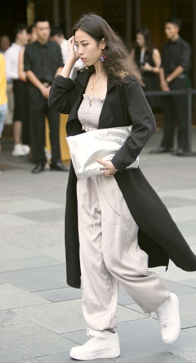 街拍:透视白色衬衫上衣搭配蕾丝长裙,修饰身形,落落大方