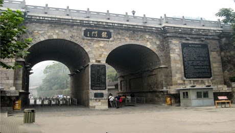 带上朋友一起走进古代的雕刻观赏,龙门石窟