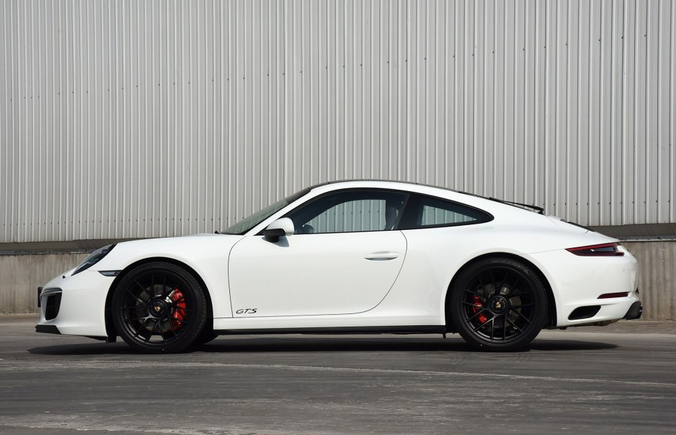 保时捷911  2017款的侧身看上去线条感很精致!