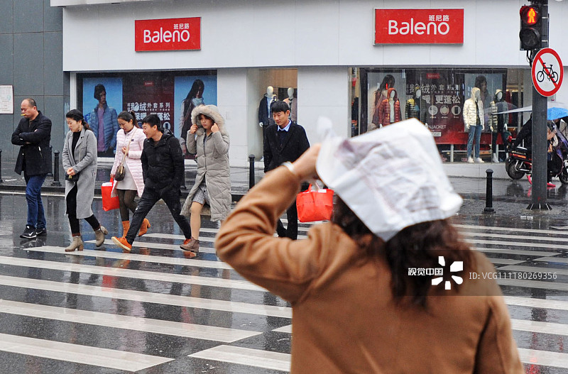 2018年12月5日中午,江城武汉寒雨阵阵,江汉路步行街上,不少年轻族在