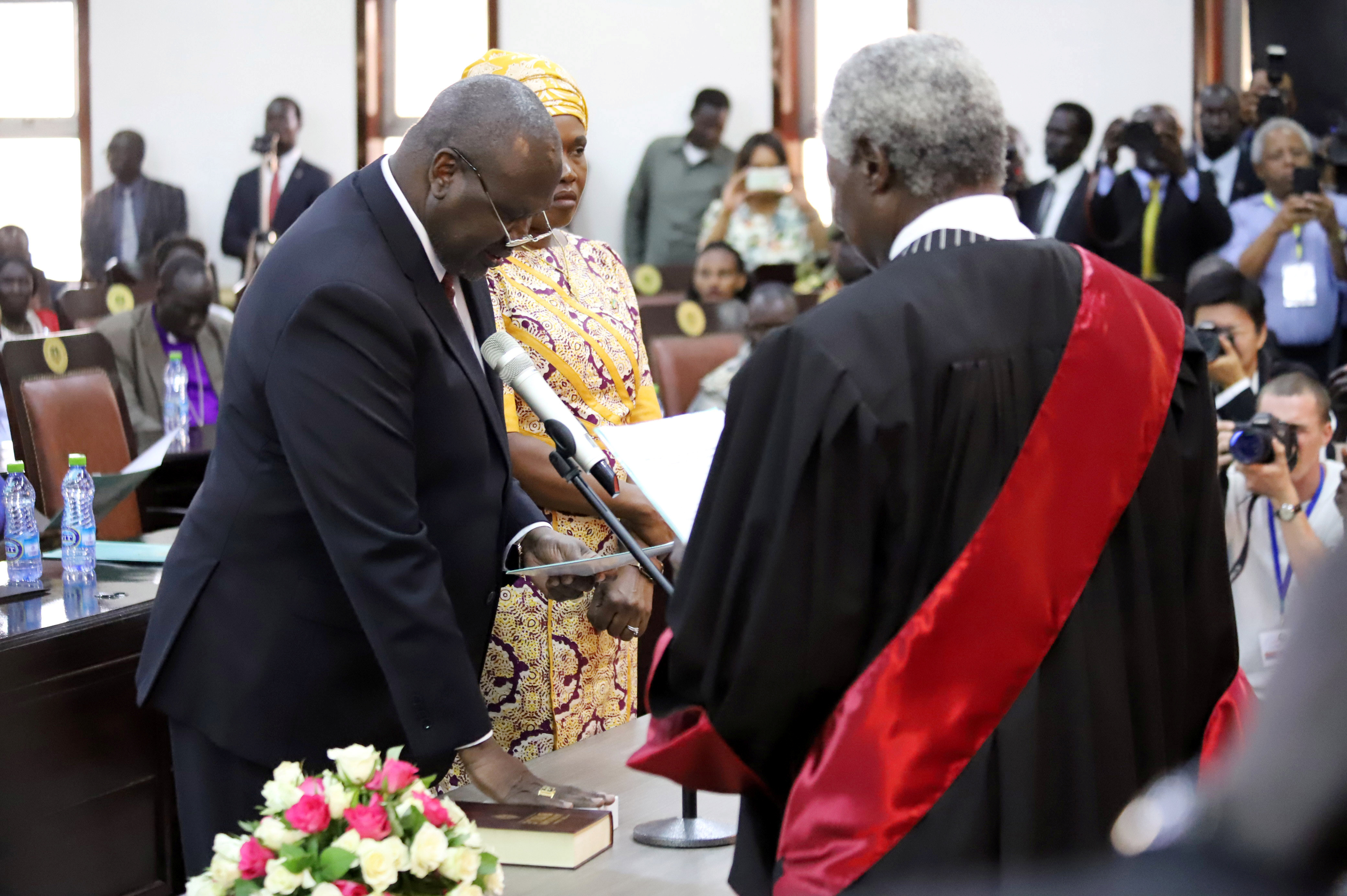 马沙尔宣誓就任南苏丹过渡联合政府第一副总统(11)