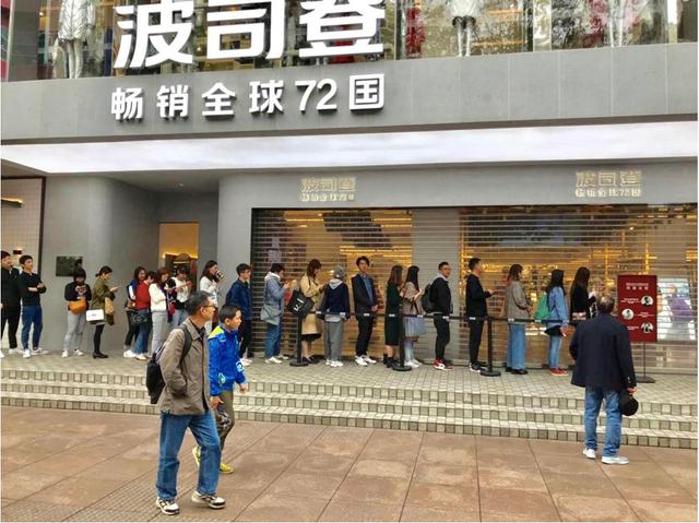 线上卖断货,线下排队抢,畅销72国的波司登真爆发了!