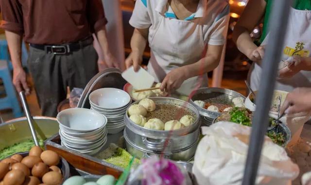 深夜11点才开的包子摊,连招牌都没有,却有人从机场开车过来品尝