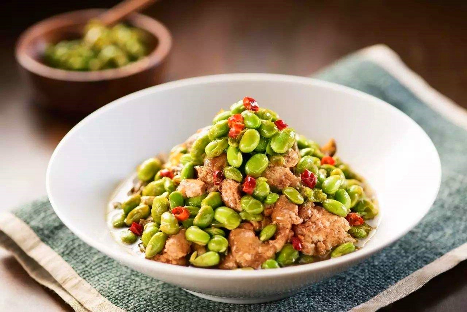 荤素搭配的毛豆鸡丁,营养丰富,鲜嫩脆爽,让人食指大动