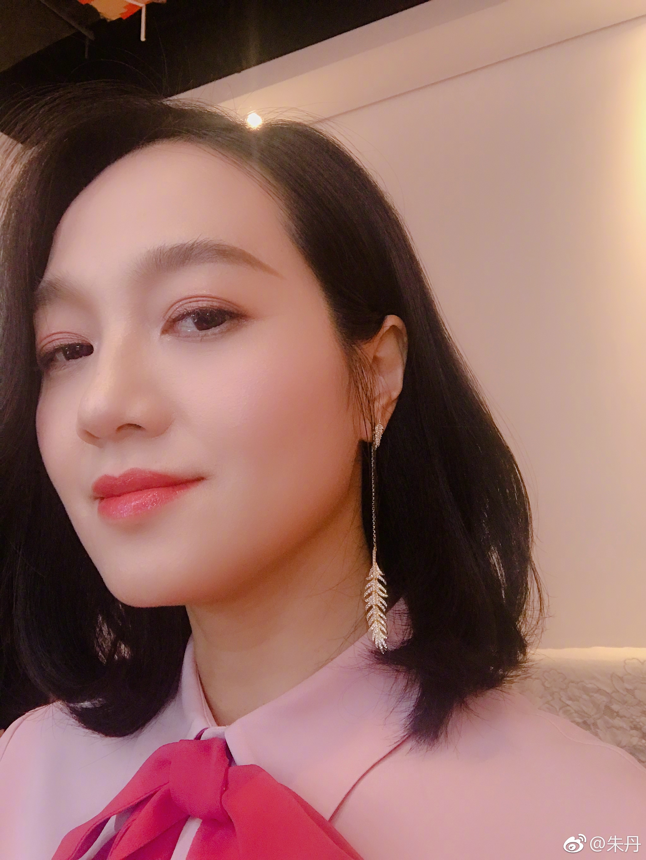 不受绯闻影响,朱丹秀甜美自拍,五官精致状态好,笑意满脸藏不住