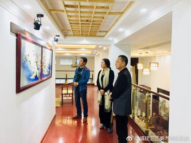 张海昆参观景德镇市陶瓷艺术家"皮六炎"大师作品