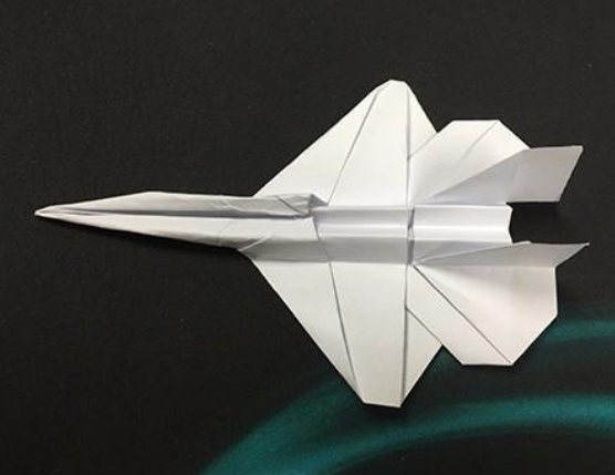 4架纸飞机你认为哪架飞得更远,测你是否会遇"伯乐".