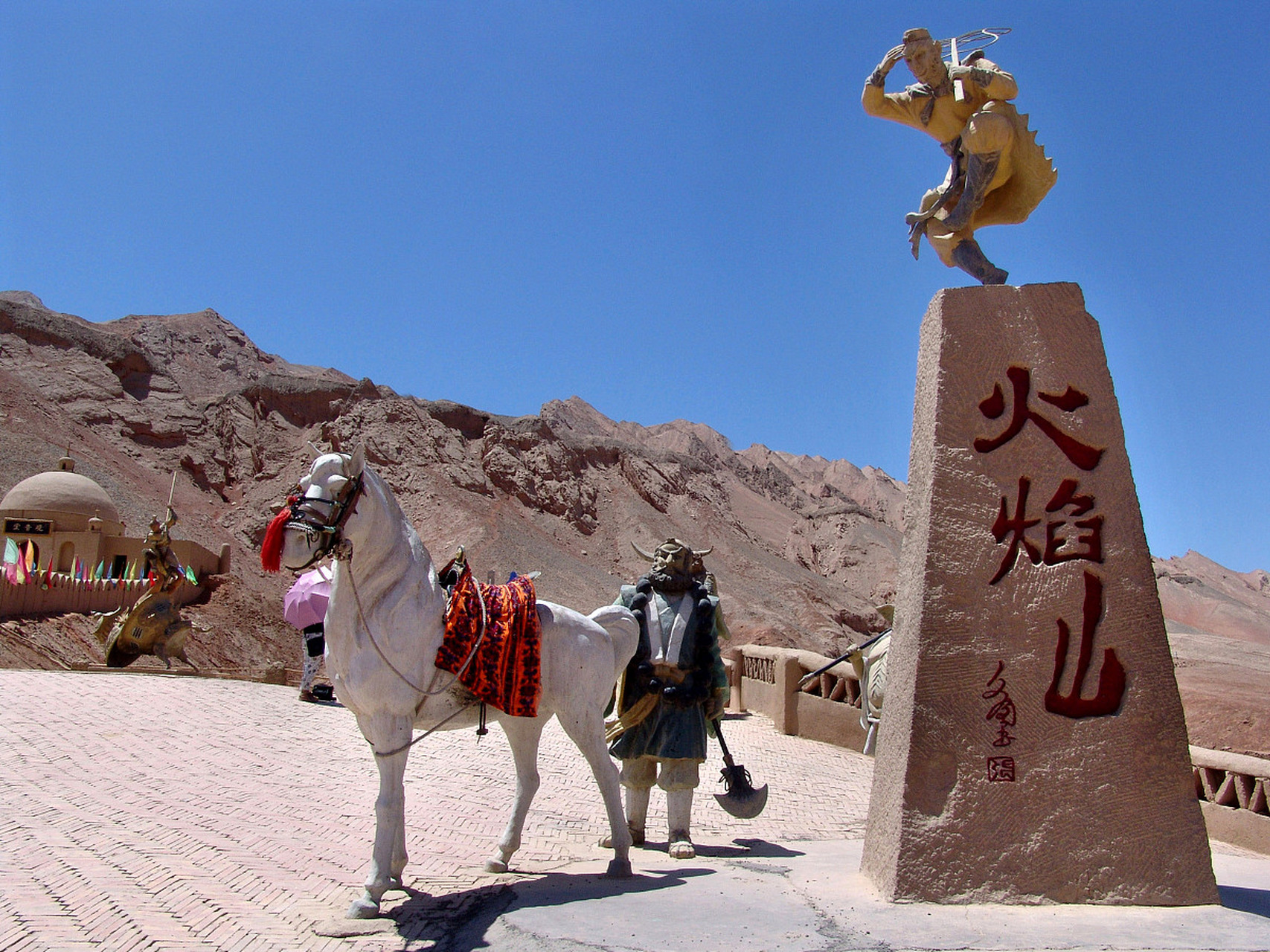 吐鲁番火焰山地表温度超80度# 火焰山是一座红色山脉,因其形似火焰而