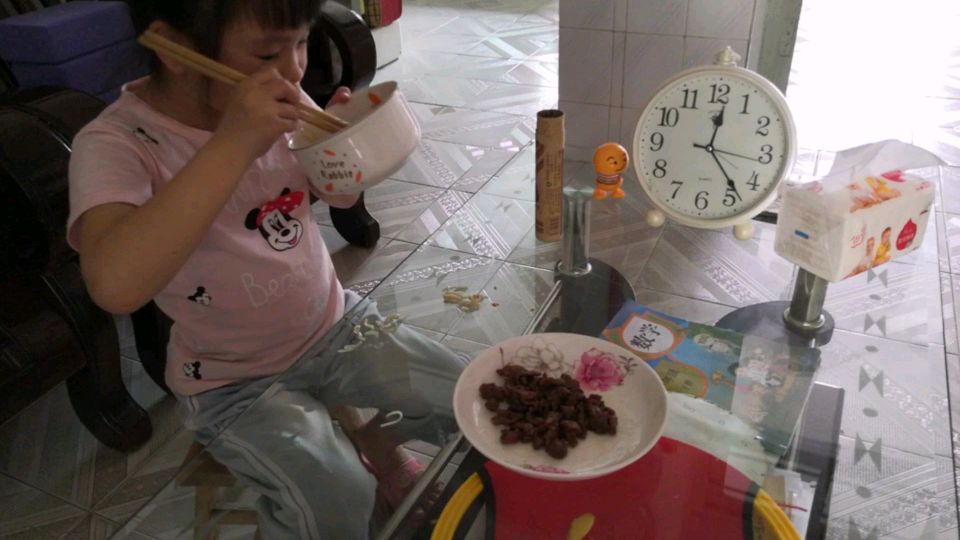 炎热的夏天来碗西红柿青菜面酸甜可口,女儿直呼好吃