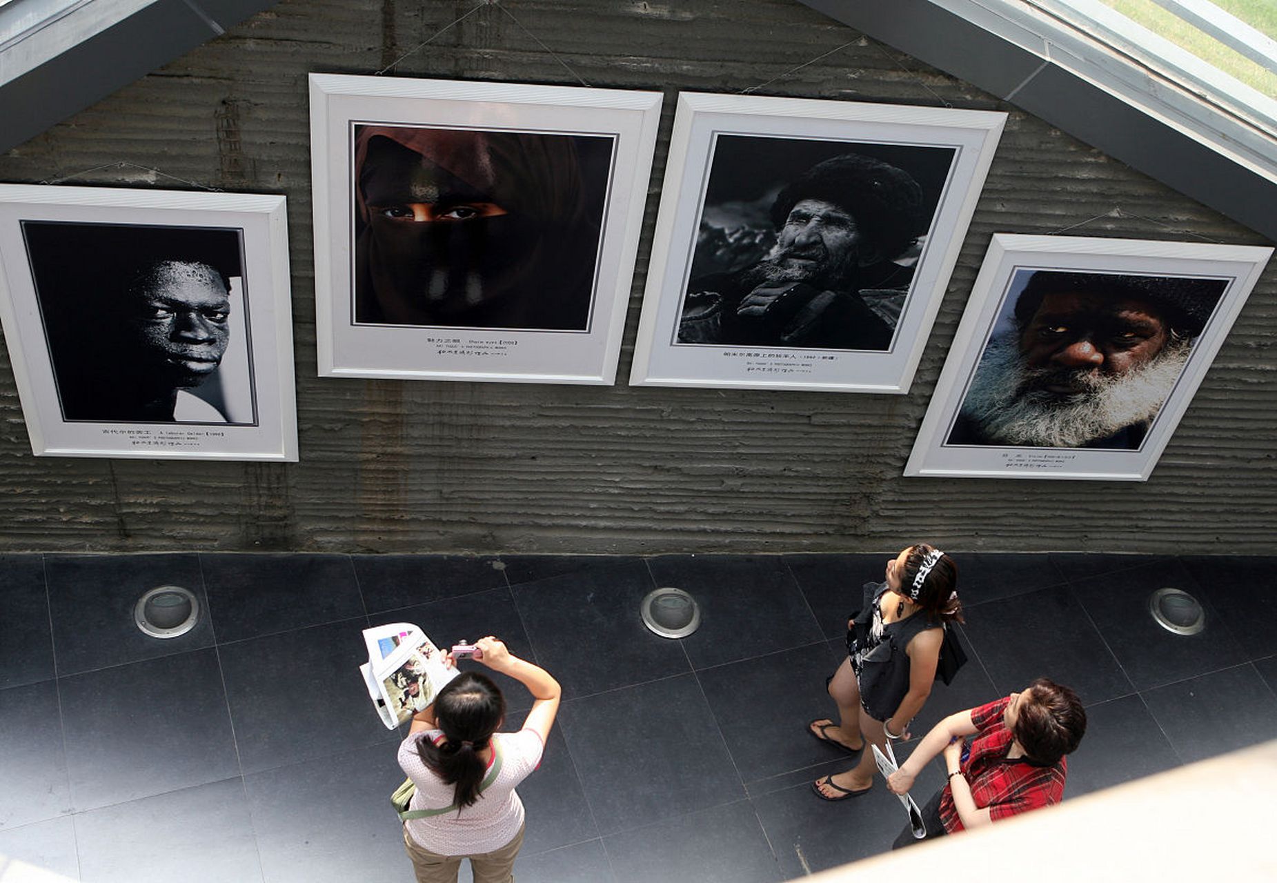 学习拍照需要掌握一些基本的技巧和知识,例如光线,曝