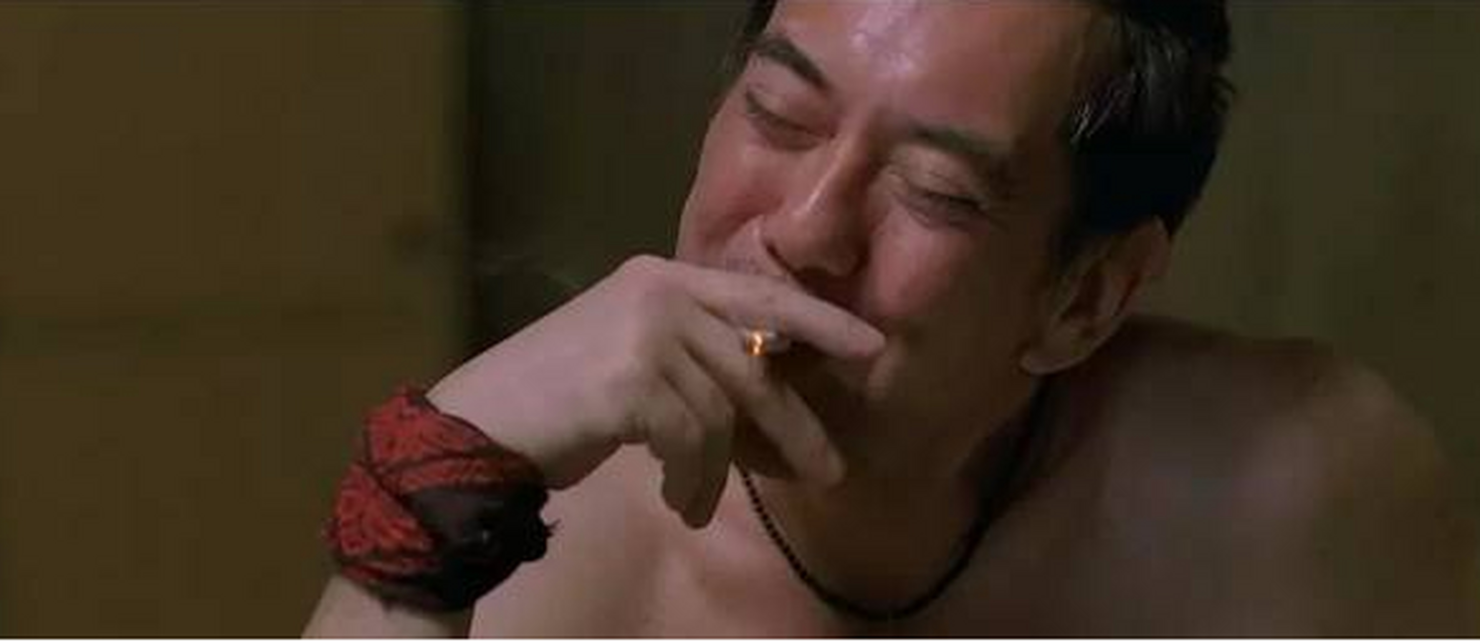 你们有没有发现,浓眉大眼的黄秋生,笑的时候喜欢眯起眼睛.