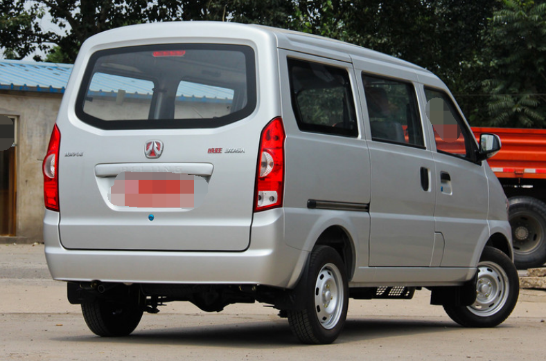 北汽威旺306外形沉稳大气,符合年轻人的审美