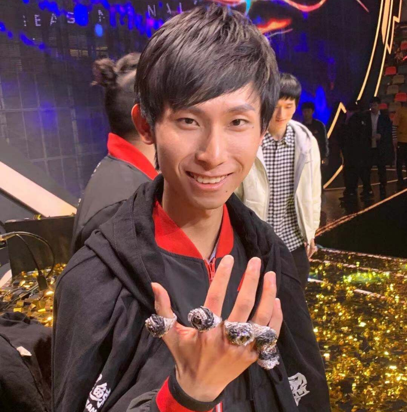 ag超玩会夺冠,梦泪却上了热搜,老梦泪看冠军奖杯的眼神让人心疼