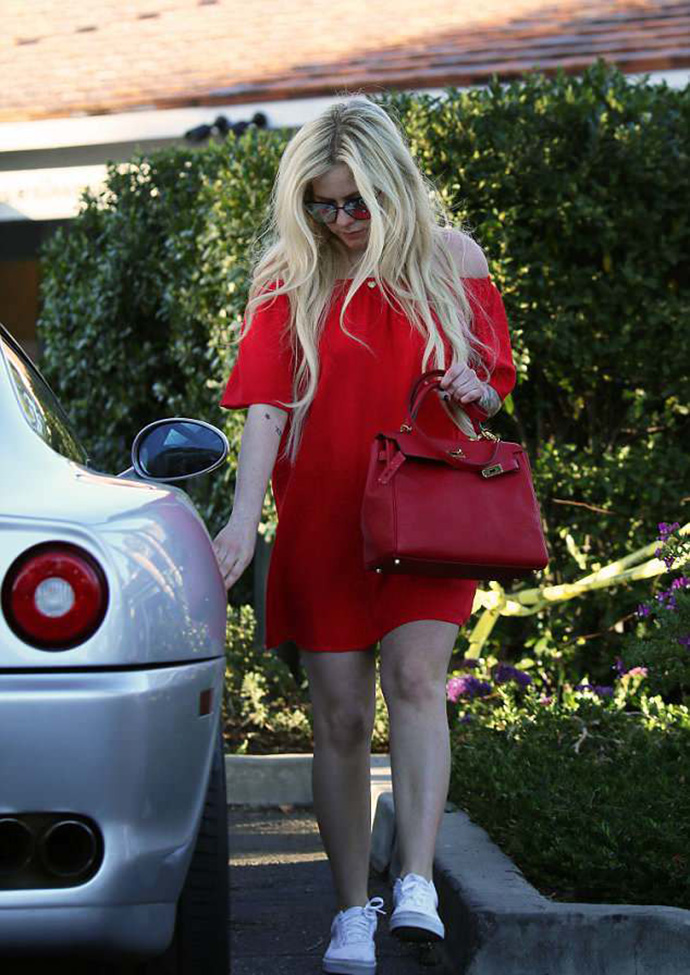 艾薇儿胖到认不出,大腿肉把裤子图案都撑变形了,女神形象全无!