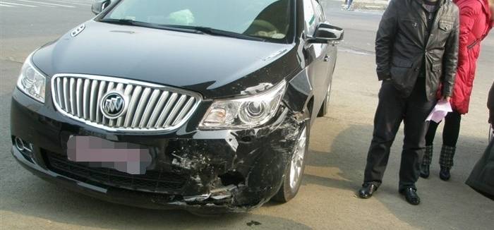 会车需谨慎,比亚迪f0和别克君越相撞,车友:合资车就这实力?